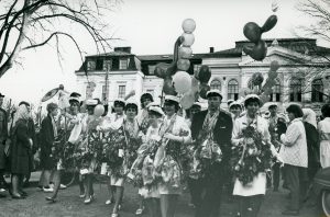 Studenter utanför Högre allmänna läroverket 1963. Foto: Sture Ryman. Ur Norrköpings stadsarkivs samlingar.