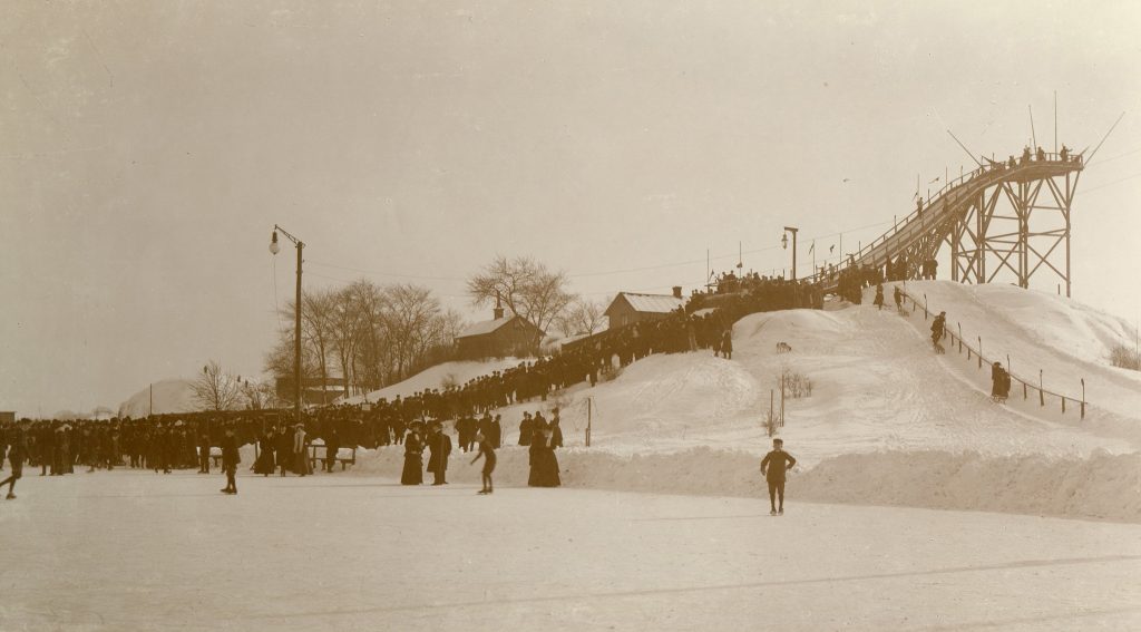 Hoppbacken i Idrottsparken cirka 1910. Okänd fotograf. Ur Norrköpings stadsarkivs samlingar.