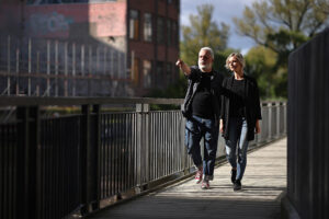 Deckarvandringar i författaren Emelie Schepps fotspår med författaren och lokalhistorikern Peter Kristensson den 1 juni 2021 i Norrköping. Foto: Peter Holgersson AB